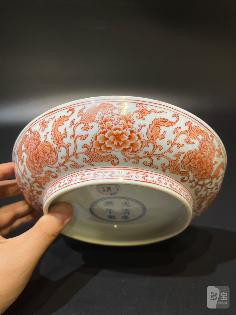 清康熙 矾红彩缠枝牡丹纹盘 - 图8
